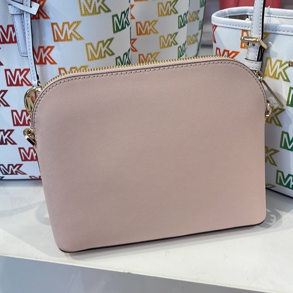 MICHAEL KORS
Jet Set Travel Medium Dome Crossbody Bag
Powder Blush 
NWT - Picture 7 of 16